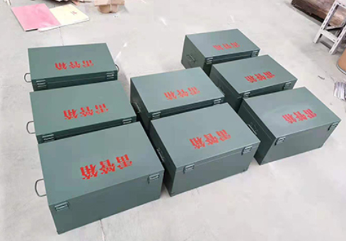 盐边炸药箱和雷管箱一般是怎么存放的？